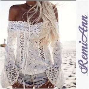 1🎉Hp🎉  Eyelet blouse